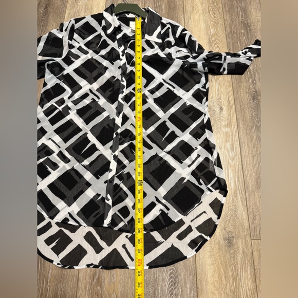 #5) Chico's Monochrome Abstract Button Down Shirt with Roll Up Sleeve - Picture 7 of 9